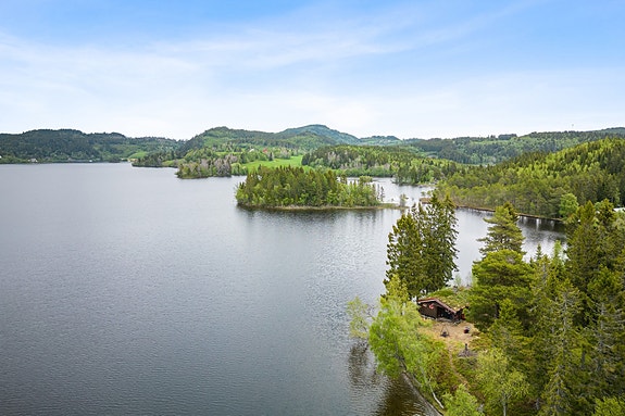 Velkommen til Almannaunvegen 68 - en meget sjarmerende fritidseiendom med flott beliggenhet helt nede ved Jonsvatnet