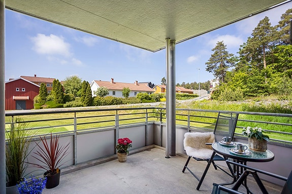 Velkommen til Påskeveien 12 - Leiligheten ligger på bakkenivå og har terrasse som er vestvendt
