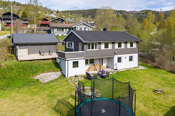 Lokal Eiendomsmegler MNEF/Økonom/Partner Ådne Holestøl Hognerud har gleden av å vise frem Grånhagavegen 27!