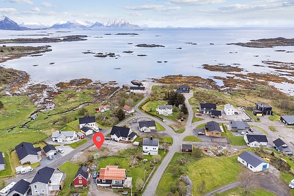 Tomten ligger fint til i et barnevennlig boligfelt i Stamsund med nærhet til sjø og naturen.