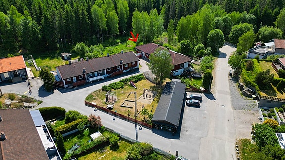 Hyttengveien 66B ligger i et meget hyggelig og barnevennlig boområde. Her er det lekeplass rett på utsiden og blindvei.