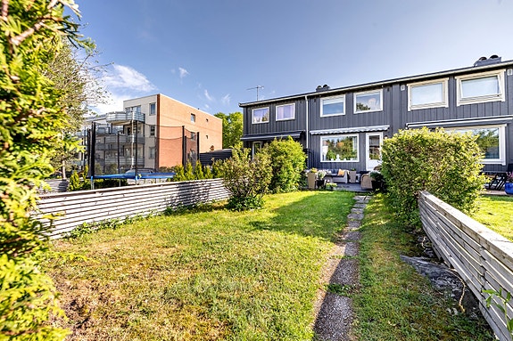 Velkommen til Pernilles vei 1 B, et pent og velholdt rekkehus over 3 plan.