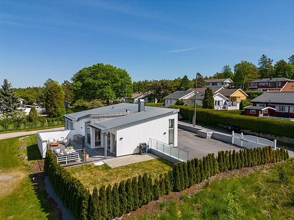 Lyarkollveien 17 er en velholdt enebolig med alt på ett plan som fremstår i svært god standard - velkommen.