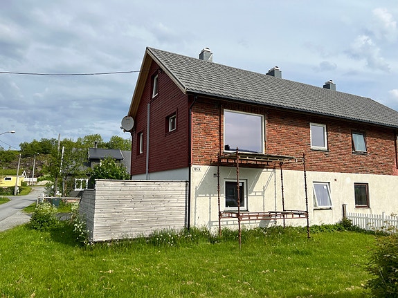 Denne eiendommen ligger sentralt til med gåavstand til sentrum, kort vei til skole, barnehage og dagligvarebutikk