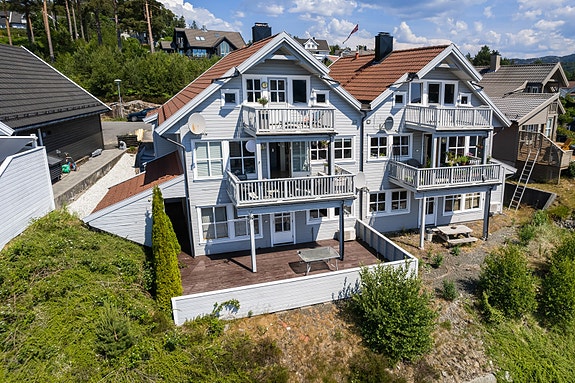 Velkommen til Lyngveien 28J - Leilighet over to plan i et populært boligområde.