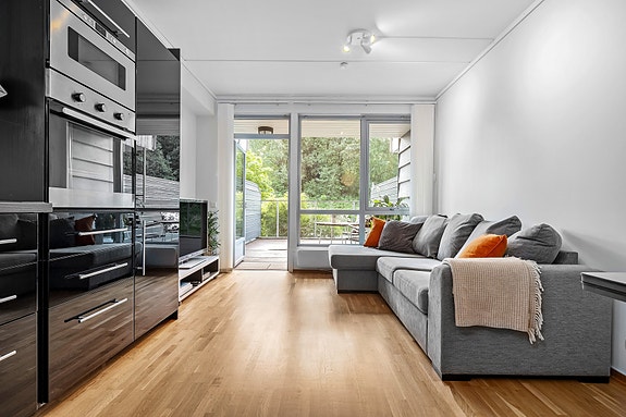 Moderne andelsleilighet i 1.etasje med 17 kvm sørvendt terrasse og garasjeplass i kjeller.