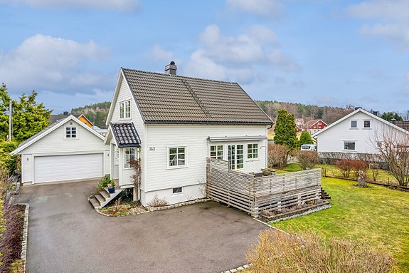 Velkommen til Berganveien 162, prestentert av DNB Eiendom v/Julie Kihle Kristiansen.