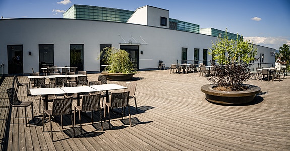 Eiendommen har en stor felles takterrasse i tilknytning til kantinen
