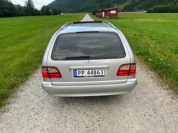 Mercedes-Benz E-Klasse 4 of 5