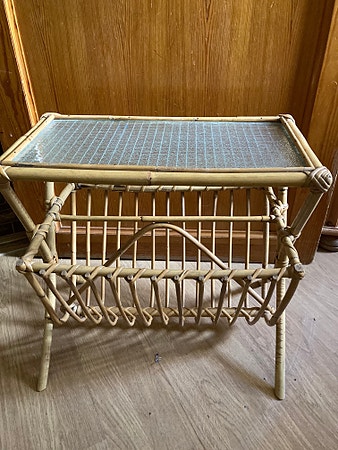 gammelt lite glass bord med lagrings plass under (se bilder)