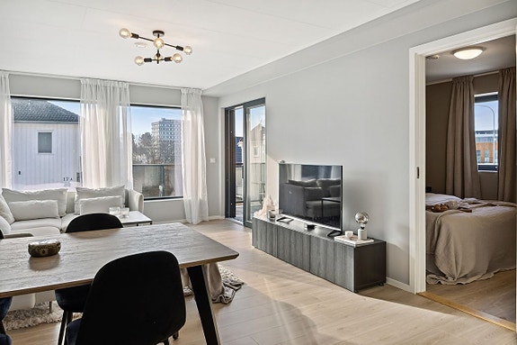 Åpen stue- og kjøkkenløsning, inngang til hovedsoverom