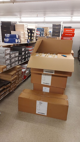 Pakke opp varer er en del av arbeidsoppgavene og gir god variasjon i arbeidet