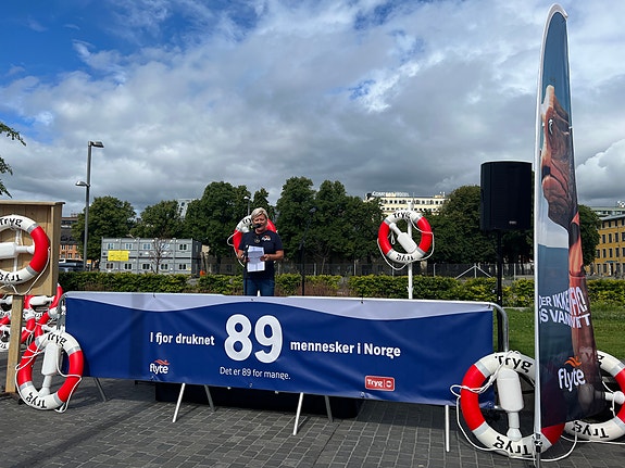 89 mennesker omkom i drukningsulykker i fjor. Flyte oppfordrer regjering og storting til å få på plass en nullvisjon og starte arbeidet med en nasjonal handingsplan for drukningsforebygging.