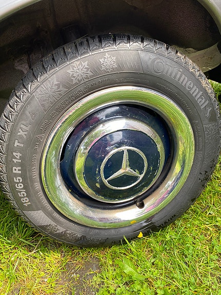 Mercedes-Benz SL280 21 of 25
