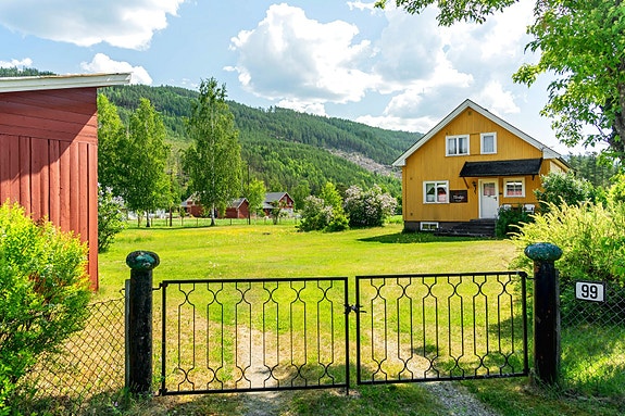 Eiendommen har en koselig innkjørsel inn på gårdsplassen.