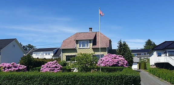 Eiendommen i blomst en vakker sommerdag.