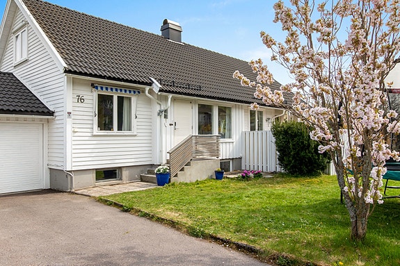 Eneboligen har et koselig inngangsparti med støpt trapp og trerekkverk.