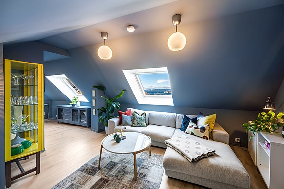 EiendomsMegler 1 ved Adrian Dyrstad har gleden av å presentere St Olavs gate 15! En lekker loftsleilighet beliggende i en klassisk og rehabilitert bygård.