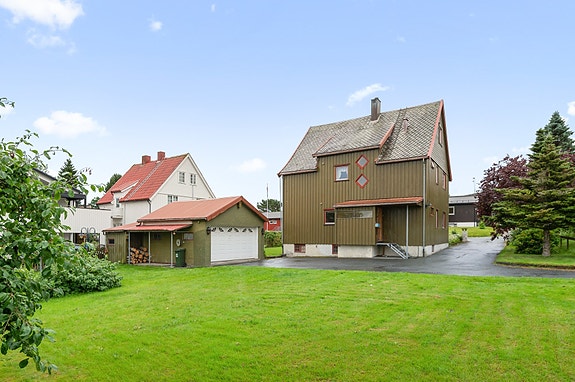 Velkommen til Rønningsbakken 42 - hel tommannsbolig på stor tomt (972m2)