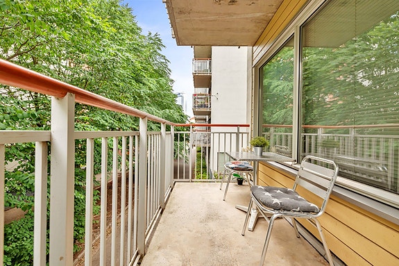 Velkommen til Rubina Ranas gate 12 - Fra kjøkkenet er det utgang til en overbygd balkong på ca. 5,6 kvm, og høye trær i front sørger for god skjerming.