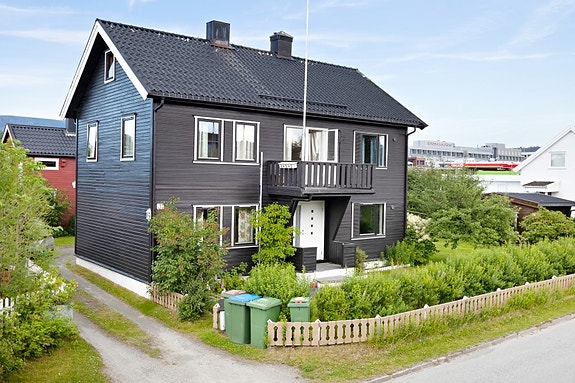 Stor bolig med hybel på romslig tomt sentralt på Stjørdal.