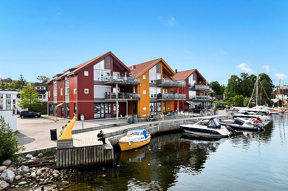 Lekre næringslokaler for butikkkontor i 1. etasje på brygga i Son med uteplass og båtplass.