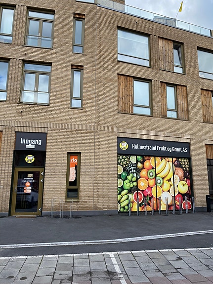Byggets fasade: Moderne bygg med god plassering