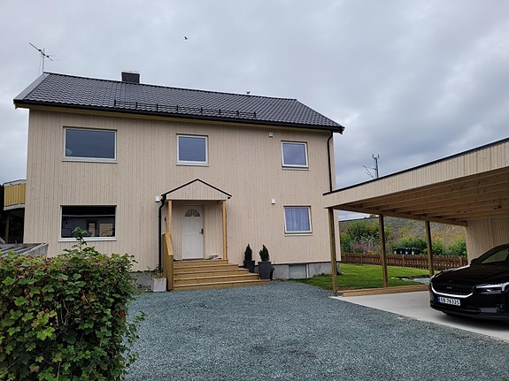 Inngangsparti og gårdsplass