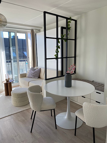 Stue/soverom med spisebord