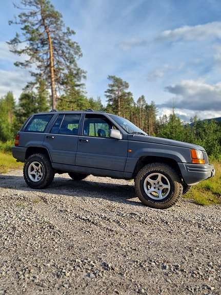 Jeep Grand Cherokee 2 of 5