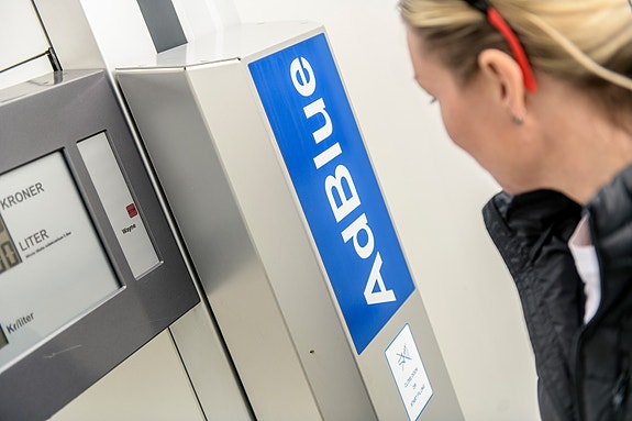 Miljøpreparatet AdBlue tilbys ved 30 drivstoffstasjoner og kan fraktes i ønsket volum dit kunder trenger. Vi har egen produksjon av AdBlue på Kongsvinger, med planer om flere produksjonssteder og bredere distribusjonsflate.