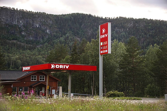 Vi har 70 drivstoffstasjoner i Distrikts-Norge. Vi bidrar også med midler til samfunnsnyttige tiltak i distriktene, fra DRIVfondet fire ganger i året