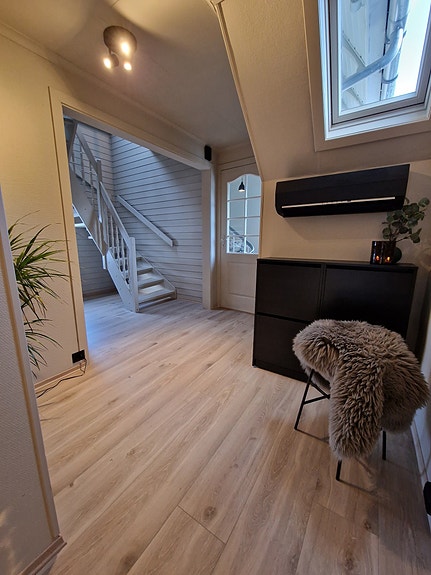Velkommen inn! Fra gangen er det trapp oppp til loftsetasjen.