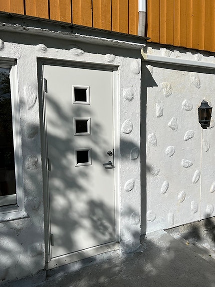 Inngang med veranda rett utenfor
