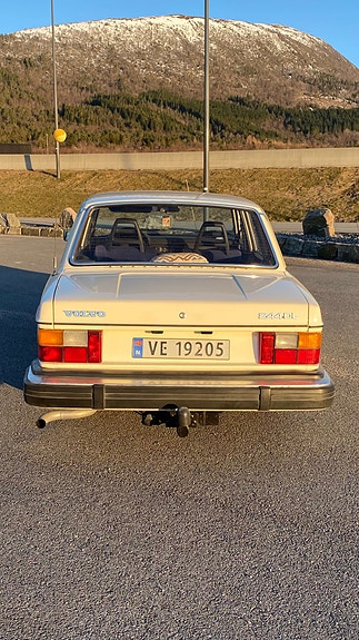 Volvo 240 3 of 5