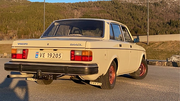 Volvo 240 4 of 5