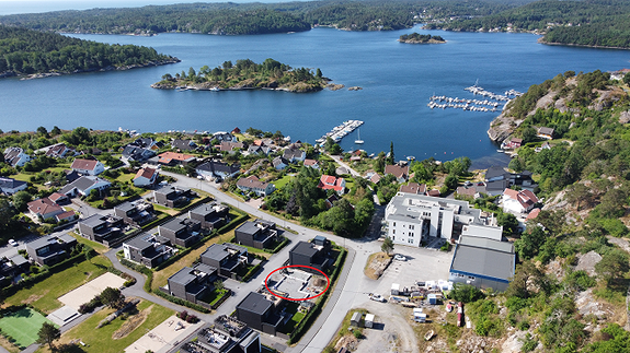 Drone bilde av område, eiendommen er markert med rød ring