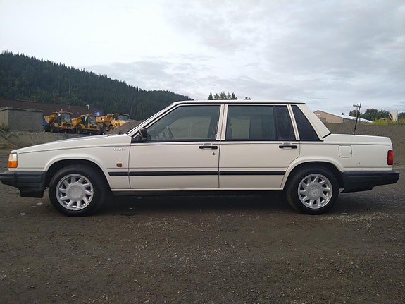 Volvo 740 2 of 5