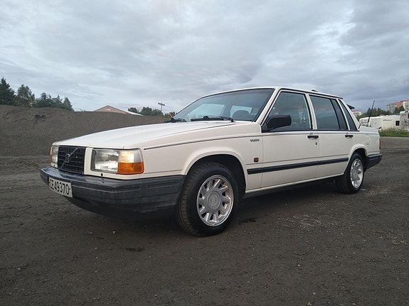 Volvo 740 1 of 5