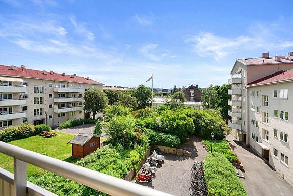 Utsikt fra balkongen ut til bakgård og botanisk hage