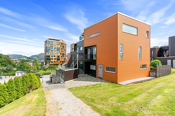 Dan Chruickshank presenterer: Lys, innbydende og virkelig smart løst leil. m/2 sov. og sørvendt balkong. To min fra Lurabyen/Kvadrat. Biloppstilling.