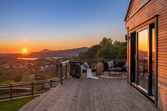 Her er sol fra tidlig morgen til den går ned over horisonten i 23-tiden om kvelden.