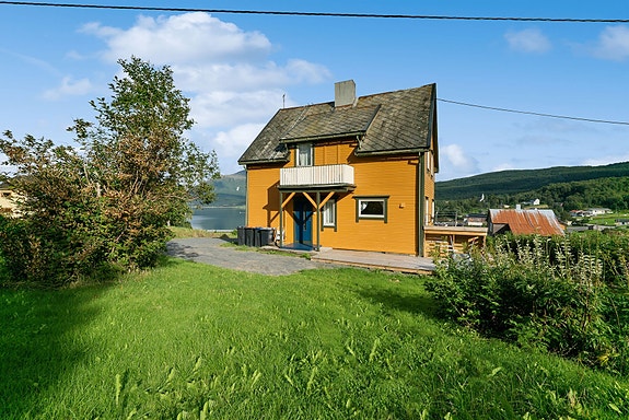 Velkommen til denne sjarmerende og godt vedlikeholdte boligen i Tovika 21. Her får man en meget skjermet og flott beliggenhet.