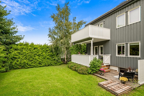 Velkommen til Thoning Owesens gate 19! En stor og innholdsrik leilighet over 2 plan med gjennomgående god standard, veranda og felles skjermet hage.