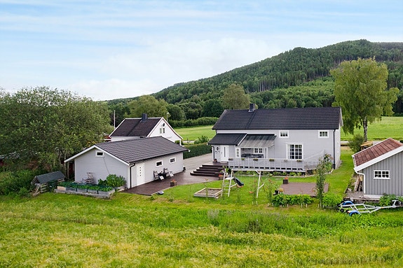 Fasade. Pen topparbeidet tomt og utearealer