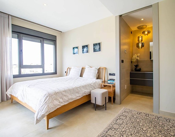 Ett av de tre soverommene