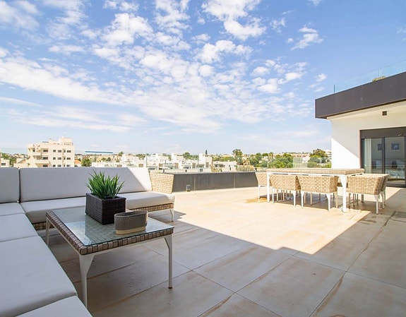 Leiligheten har flere store terrasser