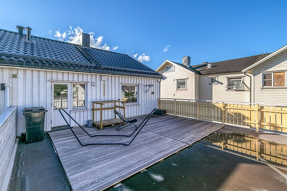 2. Etasje har stor privat veranda.