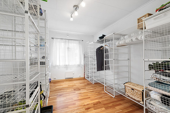 Soverom som i dag er brukt som garderobe.