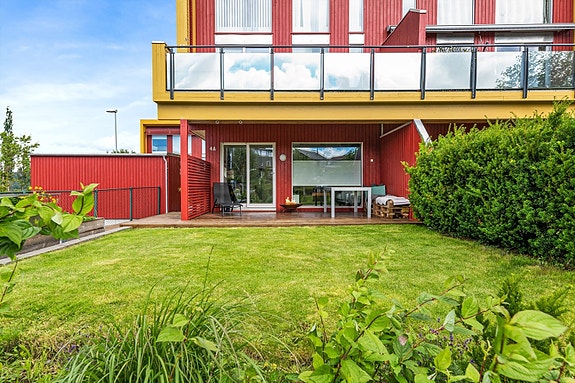 Dan Chruickshank presenterer: Meget delikat selveier m/1 soverom + kontor m/vindu. Herlig hage og stor, solrik terrasse m/takoverbygg. God lagring og stor p-plass.